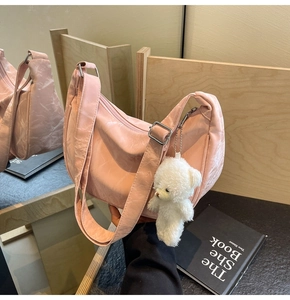 Bolso media luna plisado rosa con correa ancha y colgante de osito de peluche adorable