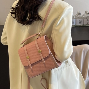 Sac à main minimaliste rose clair avec rabat rayé et boucles métalliques chic