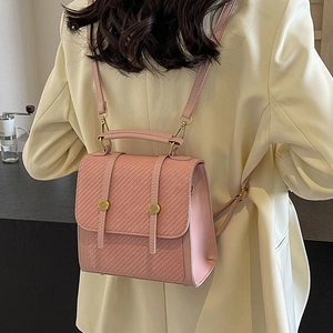 Mini sac à dos en cuir rose avec matelassage diagonal et boucles dorées pour femme