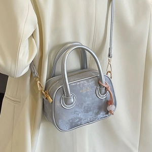 Mini sac à main argenté métallisé avec bandoulière et pendentif décoratif rose