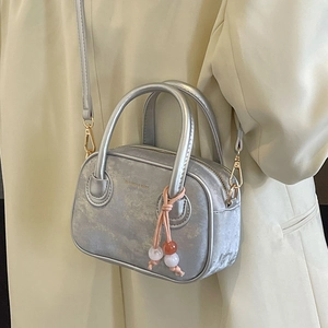 Mini sac bandoulière argenté métallisé avec texte mode et charm perlé coloré