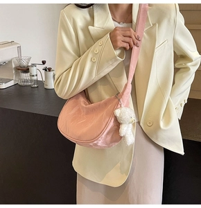 Bolso de hombro rosa de media luna con colgante de oso y textura brillante