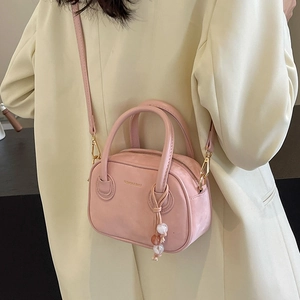 Sac Boston rose en similicuir avec poignées et pendentif à pompon en perles pour femme