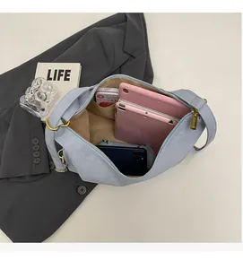 Vue intérieure d'un sac cabas bleu clair avec compartiments pour tablette et accessoires