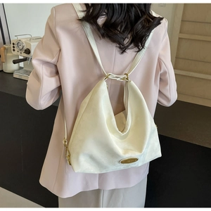 Détail du grand sac Hobo crème avec ferrures dorées et bandoulière polyvalente chic
