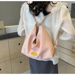Vue arrière d'un sac à dos rose en daim en forme de goutte avec détails métalliques