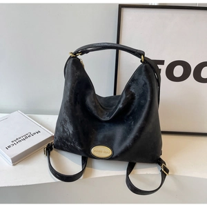 Détail du sac cabas noir mat vintage avec plaque en métal doré et bandoulière réglable