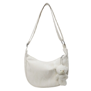 Bolso bandolera blanco en forma de media luna con textura de mármol y oso de peluche