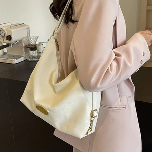 Sac à épaule hobo blanc élégant de grande capacité avec logo doré et finition en cuir mat