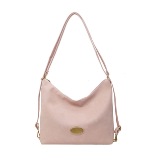 Sac fourre-tout en cuir mat rose avec logo doré et fines bandoulières sur fond blanc
