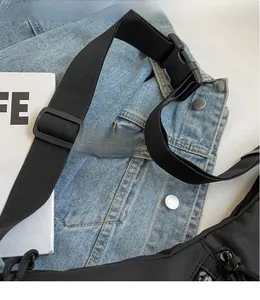 Details des verstellbaren breiten Nylon-Schultergurts mit Schnalle an schwarzer Tasche