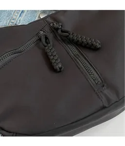 Detailansicht der leichten Nylon-Schultertasche mit Doppelreißverschluss und Kordelzug