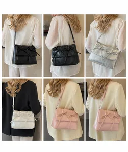 Mannequin portant le sac bandoulière avec nœuds en noir, argent, blanc et rose en six vues