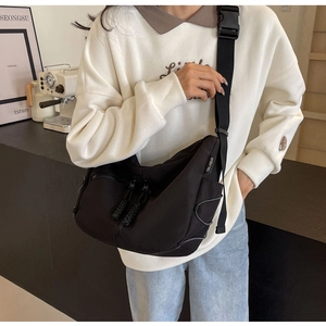 Schwarze Techwear-Segeltuchtasche mit großem Fassungsvermögen und Schnallendetail