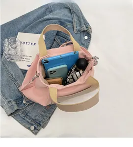 Vue de dessus du cabas en nylon rose montrant l'intérieur spacieux avec tablette et mobile