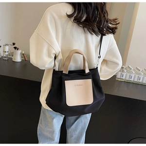 Vue détaillée d'un sac cabas en nylon noir et beige avec logo KFRBAO et bandoulière