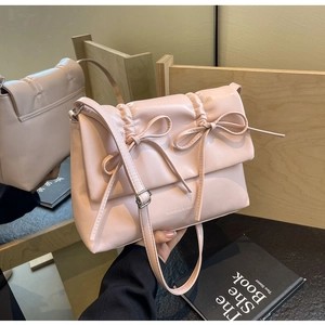 Détails du sac à bandoulière rose avec plis, nœuds décoratifs et sangle réglable