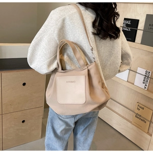 Sac fourre-tout en nylon kaki avec larges anses et bandoulière réglable en bandoulière