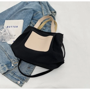 Détail du sac cabas en nylon noir avec bordures en cuir beige et logo KFRBAO