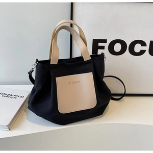 Détail du sac cabas en nylon noir et beige avec logo KFRBAO et accessoires en métal argenté