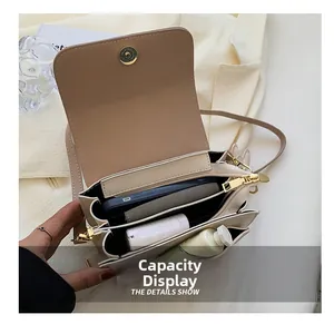 Vue intérieure du petit sac bandoulière matelassé avec compartiments et capacité de rangement
