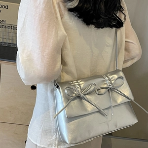 Sac bandoulière argenté métallisé avec détails plissés et double nœuds décoratifs