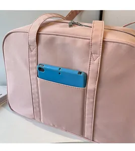 Detail der pinken Canvas-Reisetasche mit praktischer Fronttasche für ein Tablet