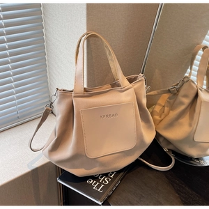Détail du sac cabas en nylon beige avec texture plissée et bandoulière réglable