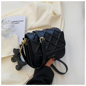 Détail du petit sac bandoulière matelassé noir avec logo doré et pendentif chien mignon