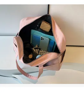 Rosa Reisetasche innen mit großem Fassungsvermögen für Laptop, Brieftasche und Schirm