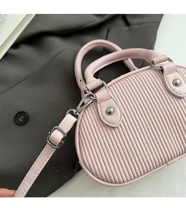 Dettaglio della borsa in pelle trapuntata rosa con tracolla rimovibile e anelli d'argento
