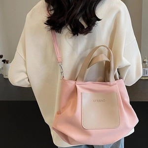Sac fourre-tout en nylon rose avec poche beige et bandoulière pour usage quotidien