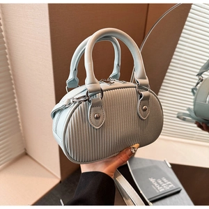Dettaglio mini borsa azzurra con pieghe verticali e accenti in metallo argento