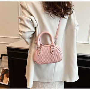 Mini borsa a tracolla rosa con delicata trama a pieghe verticali e tracolla regolabile