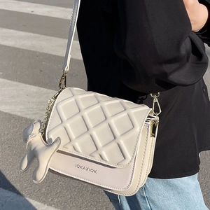 Mini sac à bandoulière matelassé beige chic avec sangle réglable et breloque chiot