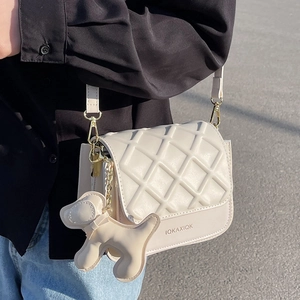 Mini sac à bandoulière matelassé blanc ivoire avec chaîne dorée et détails de luxe