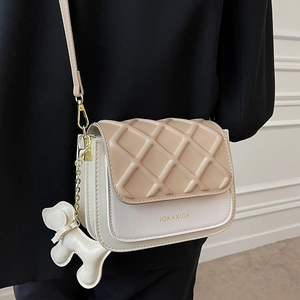 Mini sac bandoulière matelassé beige et crème avec bandoulière chaîne et bijou chien