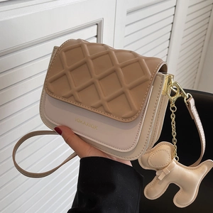 Mini sac bandoulière matelassé élégant en beige et kaki avec charme de chien et chaîne