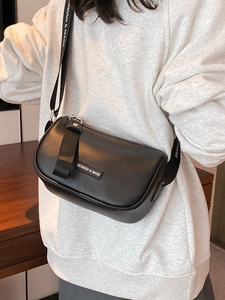 Chic black litchi pattern bow shoulder bag with branded wide strap for daily wear