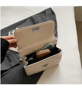 Detailansicht der beigen Stepptasche mit Kettenriemen und geräumigem Innenraum