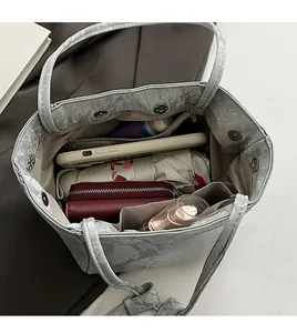 Dettaglio interno di una borsa tote grigia marmorizzata con grande capacità