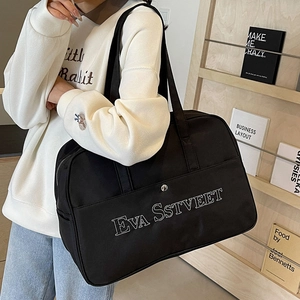 Schwarze Reisetasche aus Segeltuch mit weißer Aufschrift und großem Fassungsvermögen