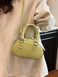 Mini borsa a tracolla verde pistacchio con trama a pieghe verticali e dettagli argento