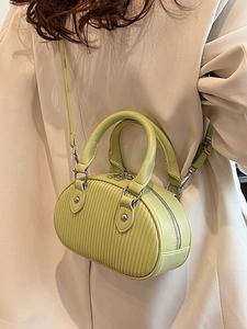 Borsa bowling chic verde pistacchio con pieghe e tracolla a catena per donna