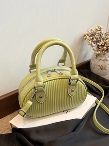 Borsa a tracolla plissettata verde chiaro minimalista con catena e manici da donna