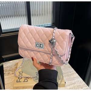 Detailansicht der rosa Stepptasche mit silberner Kugelkette und Drehverschluss