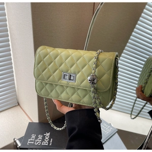 Detail der pistaziengrünen Stepptasche mit Silberkette und Perlenverschluss