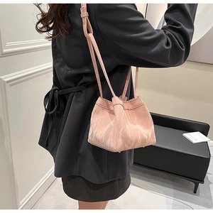 Dettaglio borsa a secchiello rosa effetto marmo con coulisse e tracolla sottile