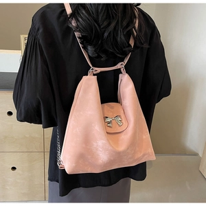 Détail du sac cabas rose avec nœud en métal argenté et cuir à texture fine