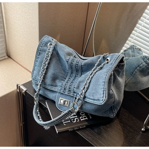 Gros plan du sac fourre-tout en denim avec un grand nœud et fermoir pivotant en métal